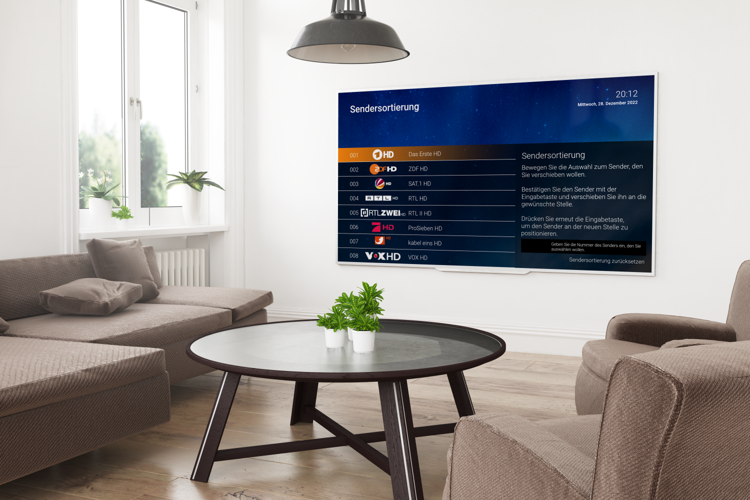 Moderne Wohnzimmeransicht mit einem großen Fernseher, der das Menü zur Senderanordnung zeigt. Auf dem Tisch stehen Pflanzen und gemütliche Sofas sind sichtbar. Ideal für Unterhaltung und modernes Wohnen.