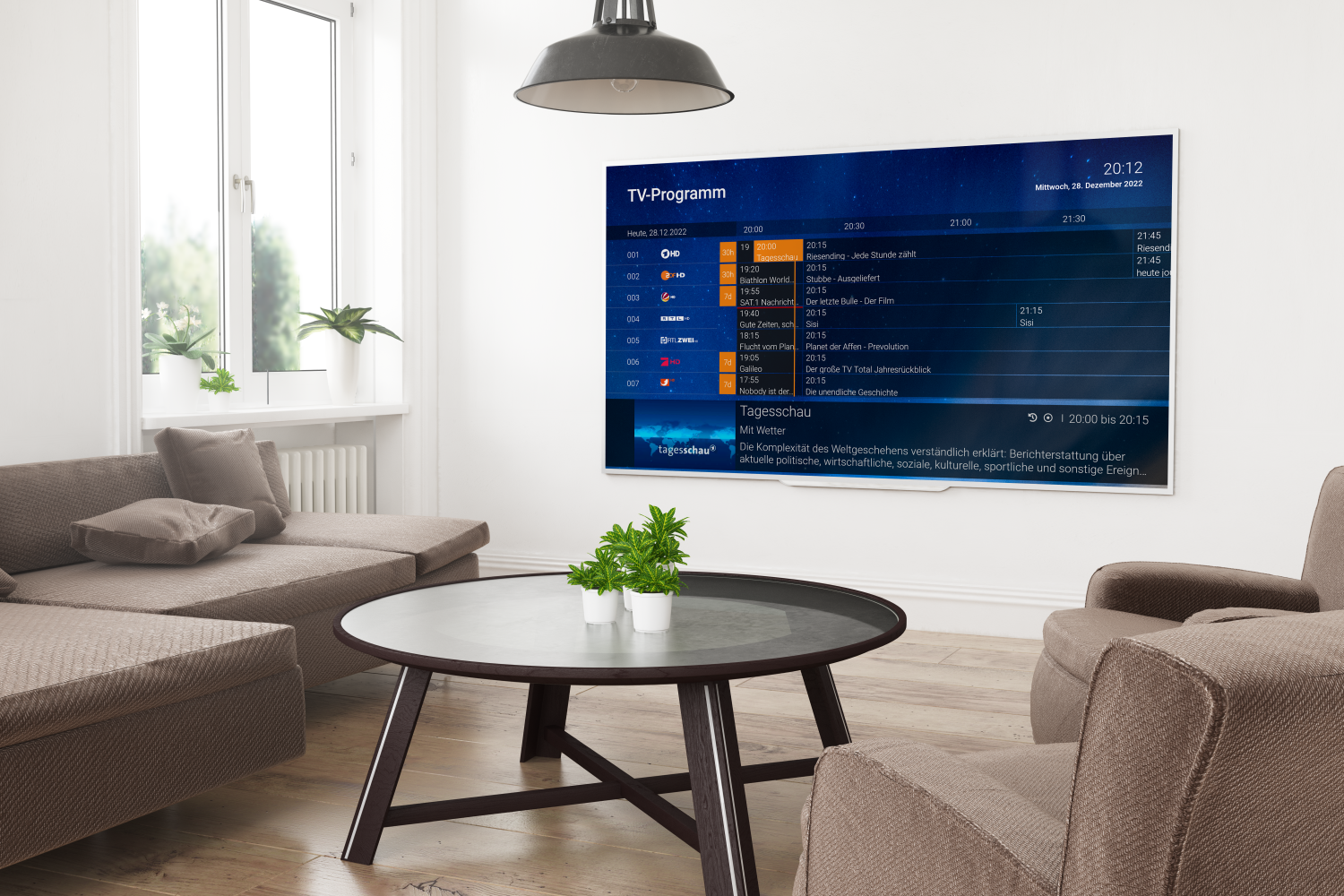 Wohnzimmer mit modernem Fernseher, der das TV-Programm anzeigt, und gemütlicher Couchgarnitur. Helle Farben und Pflanzen schaffen eine einladende Atmosphäre.